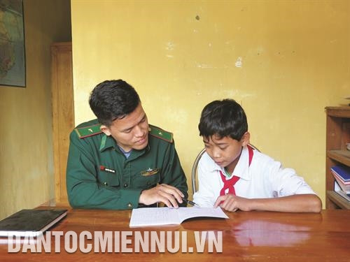 广南省边防哨所正有效实施“帮你继续上学”计划，为许多特困学生提供帮助。记者 杜长 摄