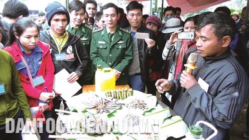 南江口岸边防哨所战士举行各村寨传统菜肴烹饪大赛。记者 杜长 摄 德坡林边防哨所干部和战士与当地居民在春节到来之际一起煮粽子。记者 杜长 摄