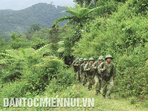西江县嘉利边防哨所干部战士在边境地区进行巡逻。记者 杜长 摄 当地居民在南江口岸边防哨所参加拔河活动。记者 杜长 摄