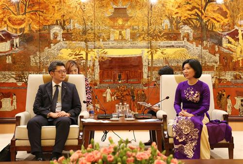 河内市人民议会副主席冯氏红河会见日本福冈县代表团。图自越通社 河内市人民议会副主席冯氏红河会见日本福冈县代表团。图自越通社