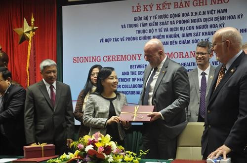 越南卫生部部长阮氏金进向美国疾病控制与预防中心赠送纪念品。图自互联网 越南卫生部部长阮氏金进向美国疾病控制与预防中心赠送纪念品。图自互联网