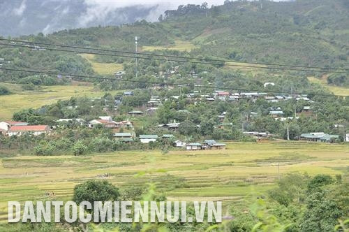 莫龙县芒里乡色当族村庄新面貌。记者 文芳 摄