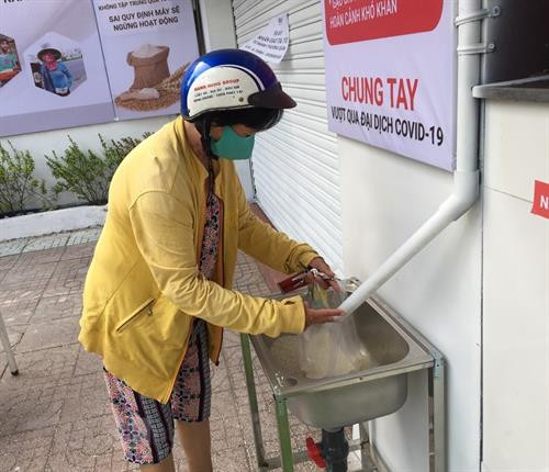 24小时提供服务的取米机不仅送去大米也送去了温暖。图自越通社 24小时提供服务的取米机不仅送去大米也送去了温暖。图自越通社