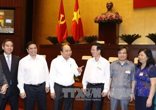 阮春福总理与回会代表交谈。（图片来源：越通社）