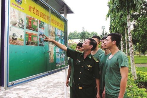 每次进行巡逻后，万庄州（vàm Trảng Trâu）边防哨所干部战士共同重温该边哨的传统。