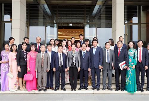 阮氏金银与各企业家合影。（图片来源：越通社）