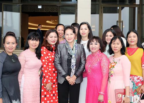 阮氏金银与女企业家合影。（图片来源：越通社）