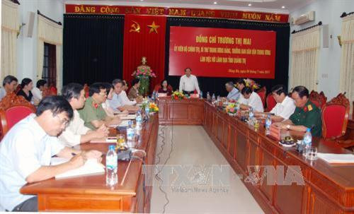 越共中央政治局委员、中央书记处书记、中央民运部部长张氏梅与广治省领导举行工作交谈。(图片来源:越通社) 越共中央政治局委员、中央书记处书记、中央民运部部长张氏梅与广治省领导举行工作交谈。(图片来源:越通社)