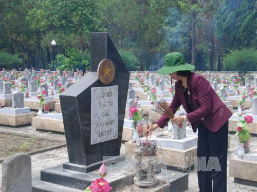 张氏梅在长山国家烈士陵园进香。(图片来源:越通社) 张氏梅在长山国家烈士陵园进香。(图片来源:越通社)