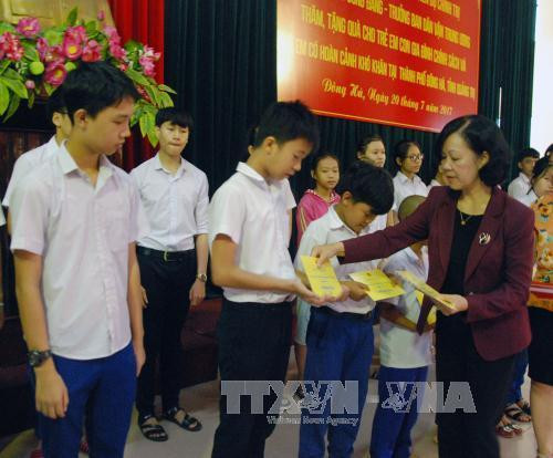 张氏梅向广治省贫困学生赠送慰问品。(图片来源:越通社) 张氏梅向广治省贫困学生赠送慰问品。(图片来源:越通社)