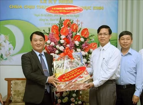 越南祖国阵线中央委员会副主席兼秘书长侯阿令看望慰问越南北方福音教协会并致以节日祝福。图自越通社