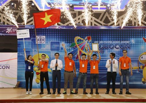 政府副总理武德儋向越南二号队颁奖。图自越通社