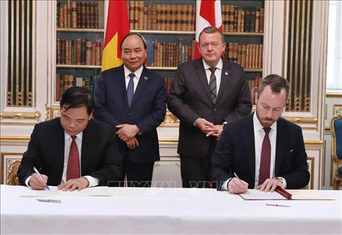 两位总理出席双方合作文件的签字仪式。图自越通社 两位总理出席双方合作文件的签字仪式。图自越通社