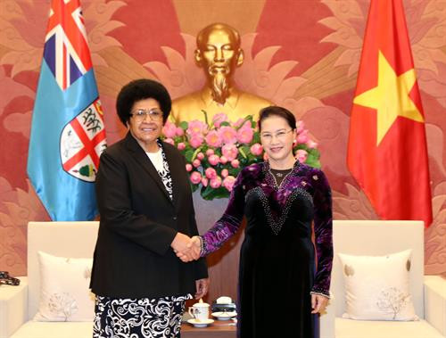 越南国会主席阮氏金银(右)与斐济议会议长吉科•卢维尼。(图片来源:越通社) 越南国会主席阮氏金银(右)与斐济议会议长吉科•卢维尼。(图片来源:越通社)