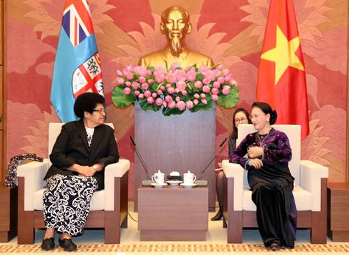 越南国会主席阮氏金银(右)与斐济议会议长吉科•卢维尼。(图片来源:越通社) 越南国会主席阮氏金银(右)与斐济议会议长吉科•卢维尼。(图片来源:越通社)