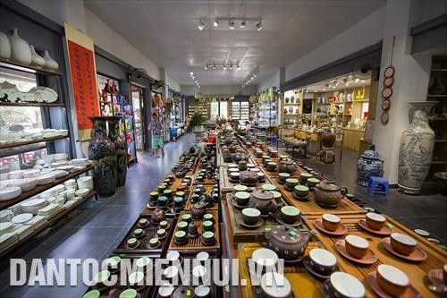 钵场陶瓷村工艺品展位。记者 刘仲达 摄 钵场陶瓷村工艺品展位。记者 刘仲达 摄