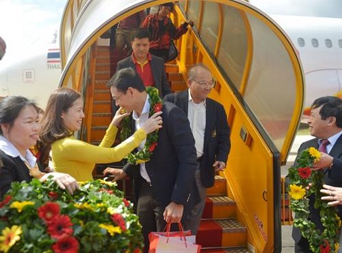 越捷航空公司与林同省热烈欢迎首批乘客。（图片来源：vietjetair.com)