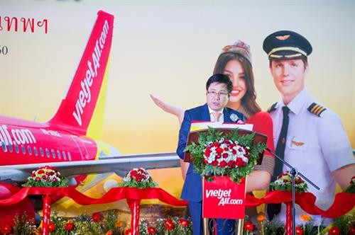 越南航空局局长丁越胜在开通仪式上发表讲话。（图片来源：vietjetair.com)