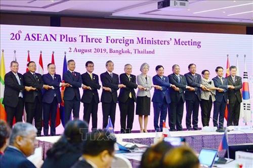 东盟与中日韩外长合影。图自越通社 东盟与中日韩外长合影。图自越通社