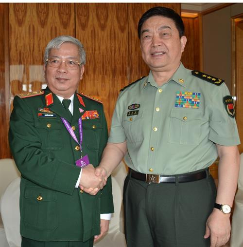 越南国防部副部长阮志咏上将和中国国防部部长常万全。（图片来源：越通社）