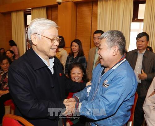 阮富仲总书记与河内市选民们接触。（图片来源：越通社）