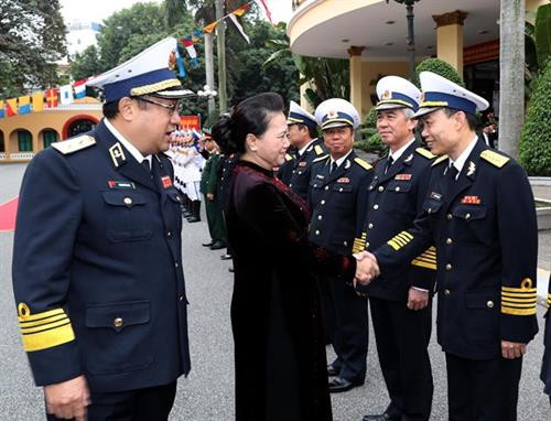 越南国会主席阮氏金银率团走访海军军种干部战士。图自越通社