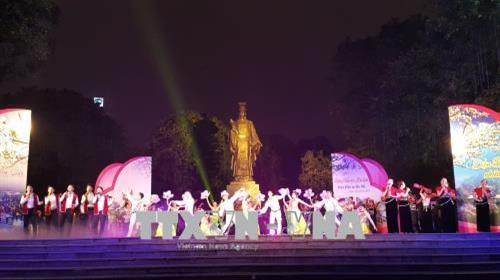 奠边文化旅游交流和推介活动期间的文艺表演节目。（图片来源：越通社）