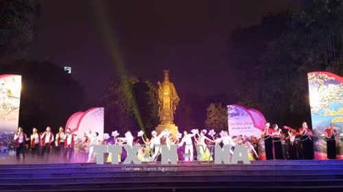 奠边文化旅游交流和推介活动期间的文艺表演节目。（图片来源：越通社）