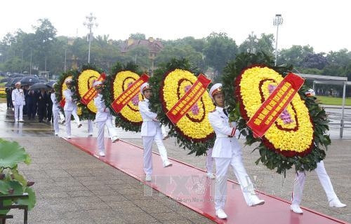 越南党和国家领导人拜谒胡志明主席陵墓。（图片来源：越通社）
