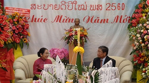 胡志明市市委副书记武氏容（左）和老挝驻胡志明市总领事孙赛（右）（图片来源：越通社）