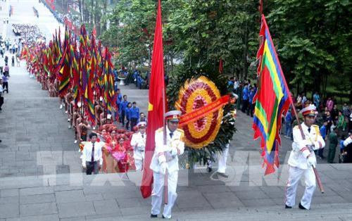 富寿省人民委员会在雄王庙国家特殊历史遗迹区义岭山顶上的敬天殿隆重举行2019年雄王国祖祭祖仪式。图自越通社