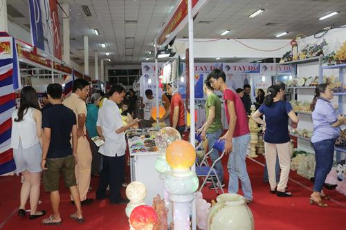 展销会上的参观者。（图片来源：越通社）