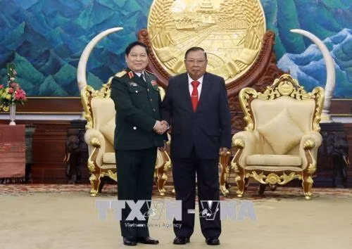 老挝人民革命党中央总书记、国家主席本扬会见越南高级军事代表团会见越南国防部部长吴春历。越通社记者 范坚 摄