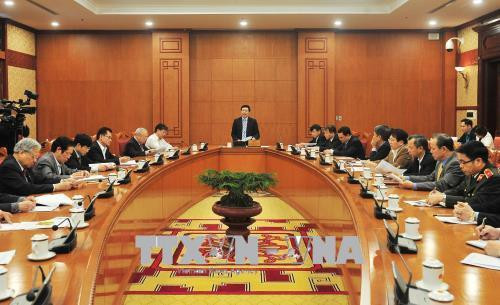 越共中央政治局委员、政府副总理范平明主持会议。（图片来源：越通社）