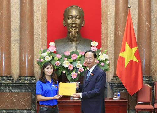 陈大光向一名模范青年赠送礼物。越通社记者 颜创 摄