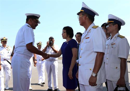 印度海军舰艇欢迎仪式。（图片来源：越通社）