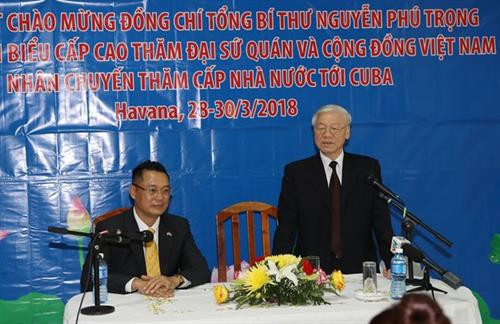 阮富仲与越南驻古巴大使馆工作人员和在古巴越南人社群代表会面和亲切交谈。越通社记者 智勇 摄
