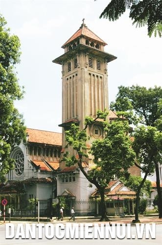 北门教堂是富有法式建筑风格的一个工程，成为河内市空间的一个亮点。