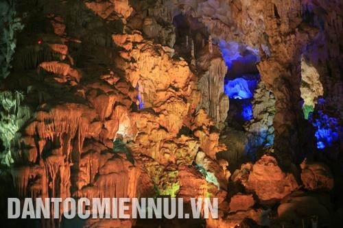 天宫洞栩栩如生的石笋。记者 丁功 摄