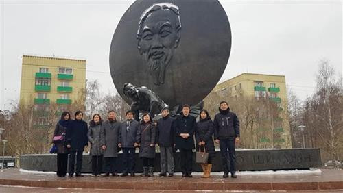 阮孟雄一行在胡志明主席塑像前合影留念。图自越通社