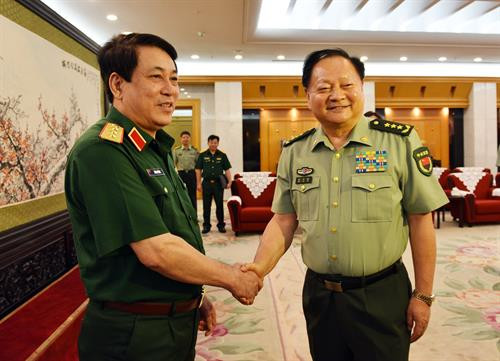 中共中央军事委员会委员,中央军委政治工作部主任苗华上将与越共中央书记处书记、中央军委常务委员、越南人民军总政治总局主任梁强上将握手。越通社记者 梁俊 摄 中共中央军事委员会委员,中央军委政治工作部主任苗华上将与越共中央书记处书记、中央军委常务委员、越南人民军总政治总局主任梁强上将握手。越通社记者 梁俊 摄