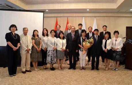 与会代表合影。（图片来源：越通社）