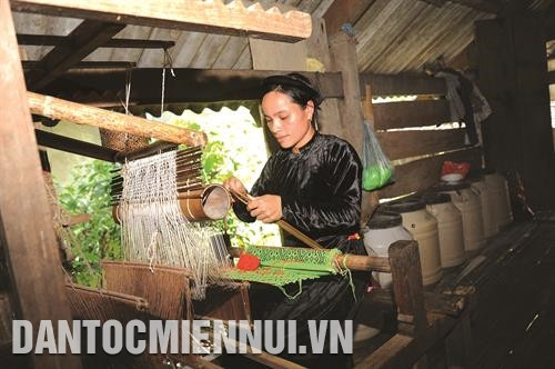 上农乡岱依族同胞仍保留着传统的织布业。记者 范燕 摄。