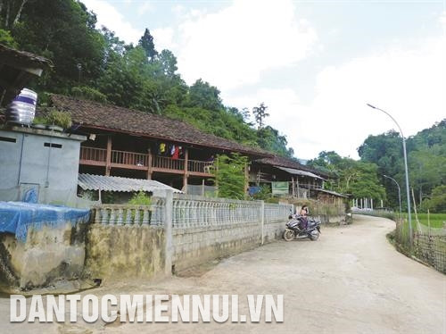 上农乡栋多一号村岱依人古老的高脚屋为木结构，其特征为5间4个屋顶或3间4个屋顶。记者 范燕 摄