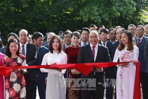 越南政府总理阮春福出席越南驻荷兰大使馆新馆竣工剪彩仪。（图片来源：越通社）