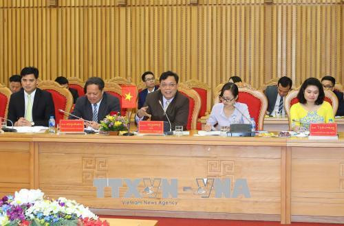 由越南公安部人民公安总政治局副局长阮海忠少将为首的越南代表团。(图片来源:越通社) 由越南公安部人民公安总政治局副局长阮海忠少将为首的越南代表团。(图片来源:越通社)