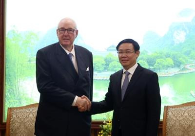 政府副总理王廷惠会见怡和集团(Jardine Matheson) 主席Henry Keswich。(图片来源:https://baomoi.com) 政府副总理王廷惠会见怡和集团(Jardine Matheson) 主席Henry Keswich。(图片来源:https://baomoi.com)