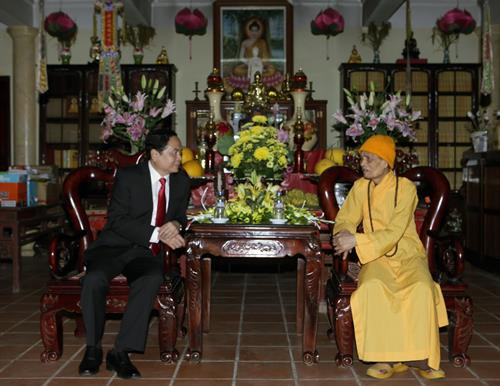 陈青敏与越南佛教教会法主释普慧长老。(图片来源:越通社) 陈青敏与越南佛教教会法主释普慧长老。(图片来源:越通社)