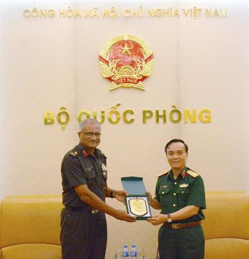 越南人民军副总参谋长范红香上将向印度陆军国际合作局副局长G.Jaishankar少将赠送纪念品。 图自越通社 越南人民军副总参谋长范红香上将向印度陆军国际合作局副局长G.Jaishankar少将赠送纪念品。 图自越通社