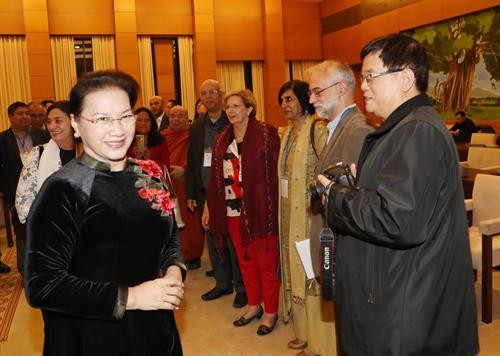 国会主席阮氏金银会见世界和平理事会执委会代表团。（图片来源：越通社）